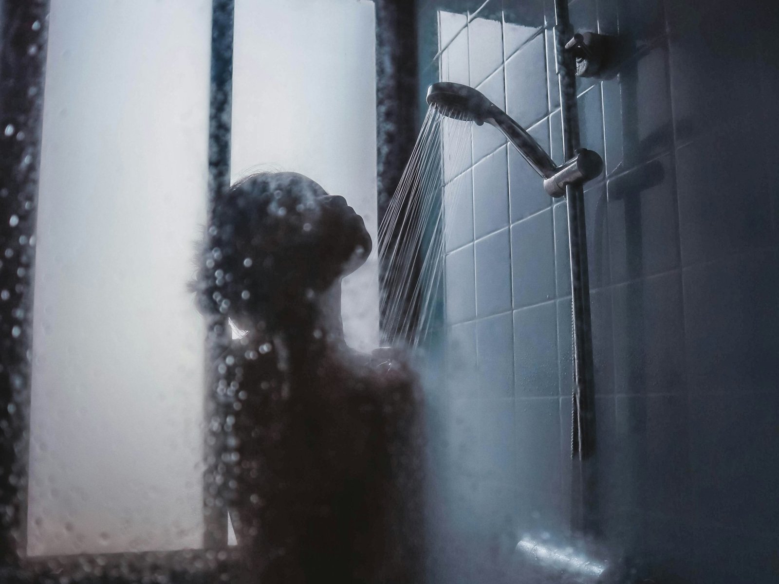 Dampfiges Badezimmer nach einer heißen Dusche